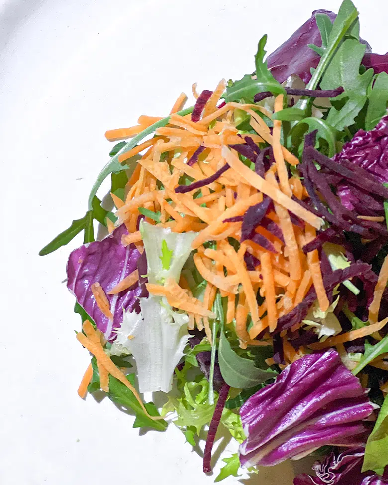 dettaglio di insalata misitissima con rucola, carote, rapa rossa e radicchio