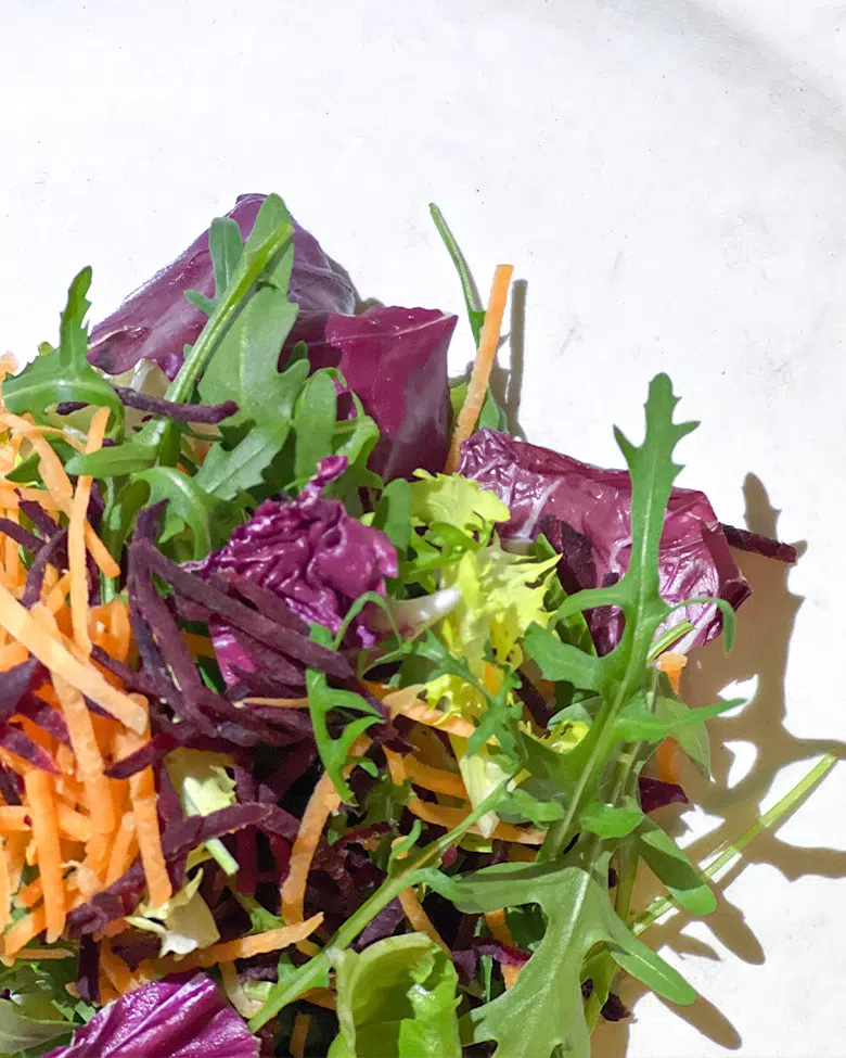 dettaglio di insalata misitissima con rucola, carote, rapa rossa e radicchio