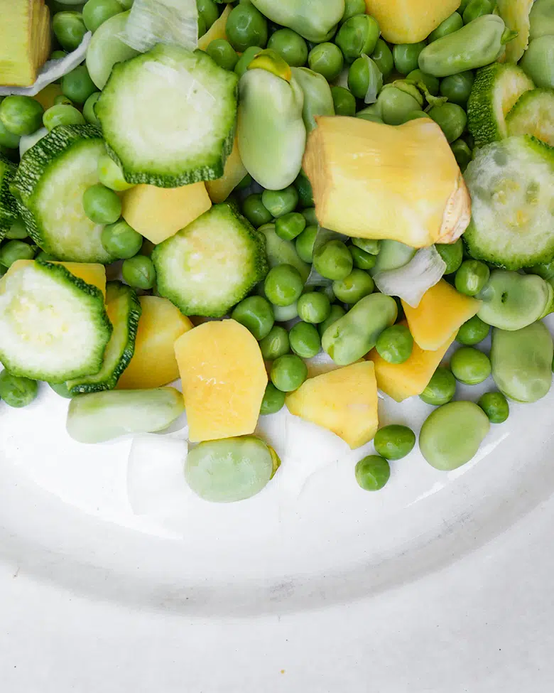 dettagli di vignarola con fave, piselli, zucchine, patate e carciofi