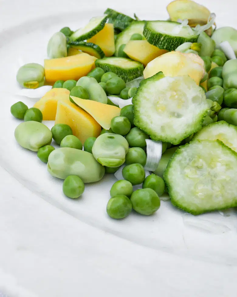 dettagli di vignarola con fave, piselli, zucchine, patate e carciofi