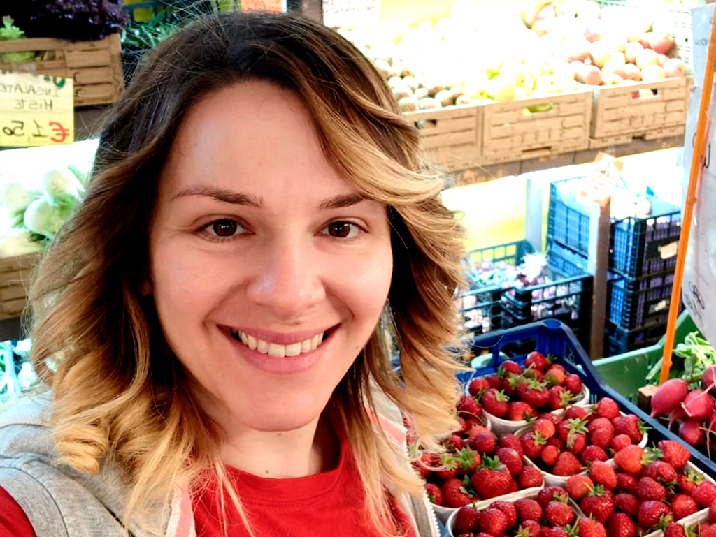donna sorridente con fragole