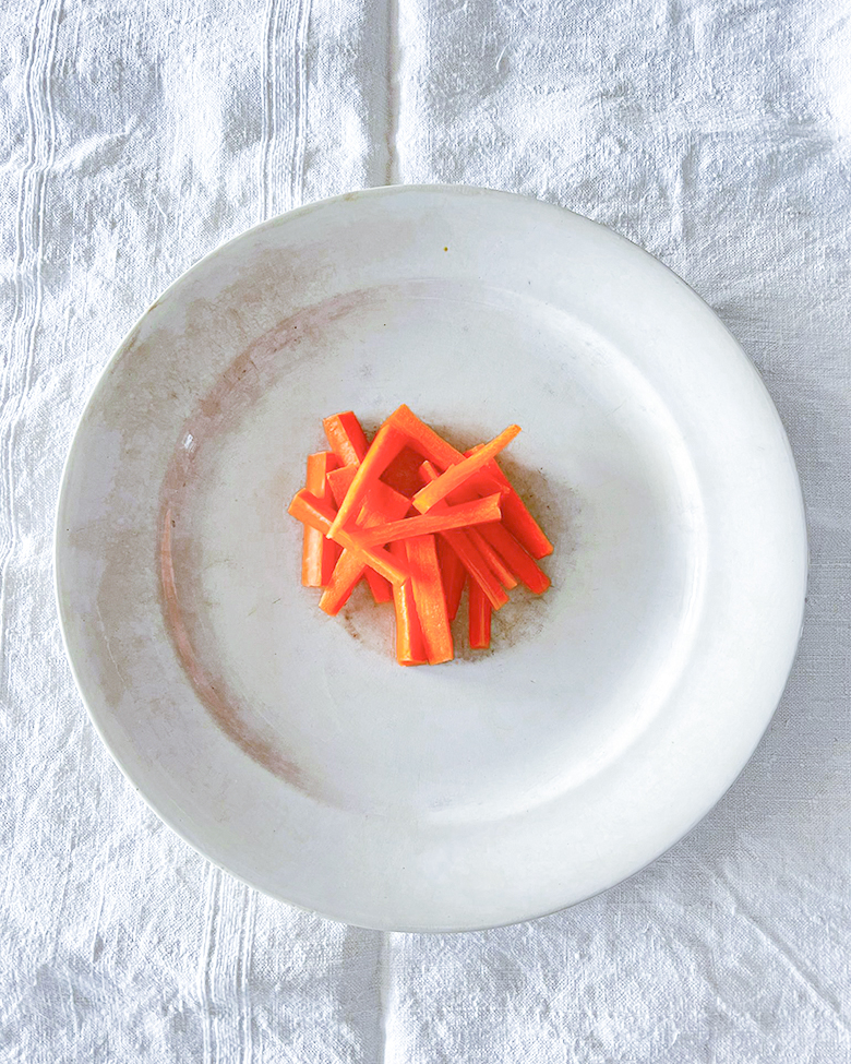 piatto di carote a listarelle visto dall'alto