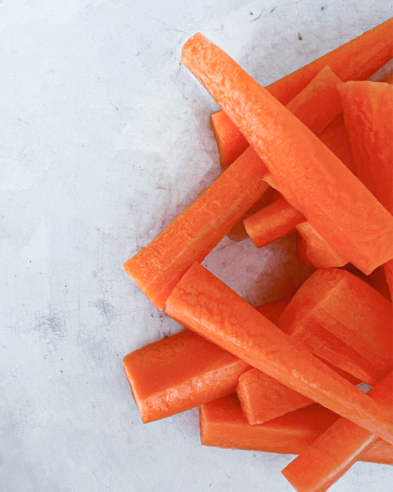 dettaglio del piatto di carote a listarelle a destra