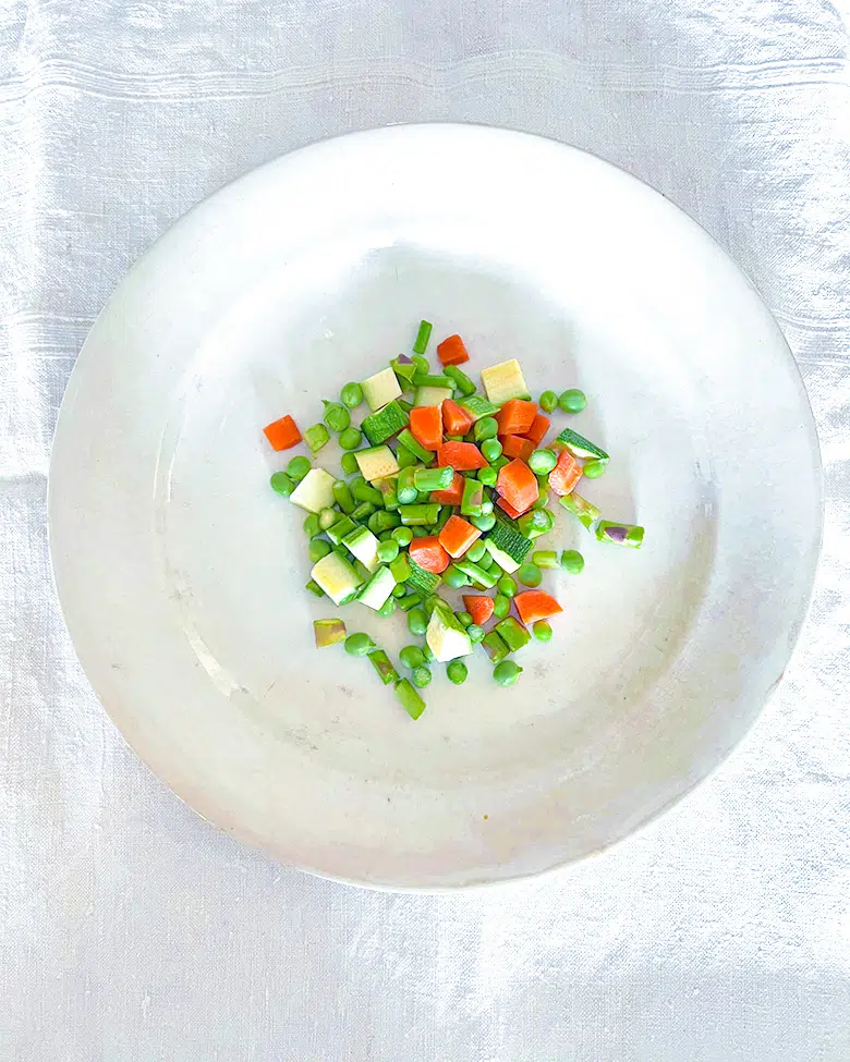 Piatto misto primavera con asparagi, carote, zucchine e piselli