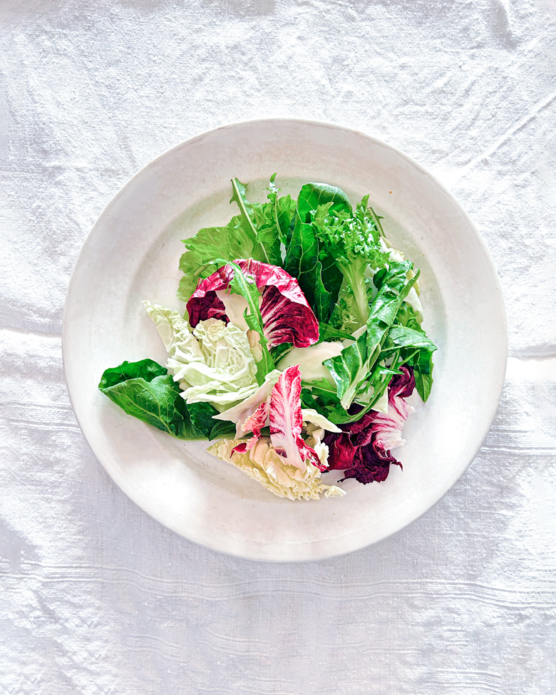 Piatto con foglie di insalata mista e radicchio