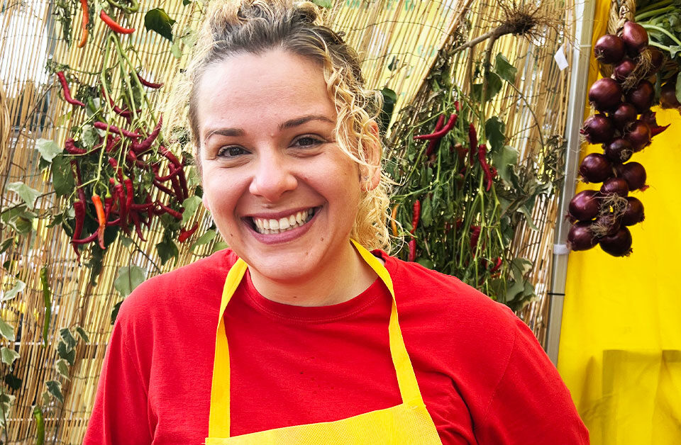 valentina con maglia rossa sorridente