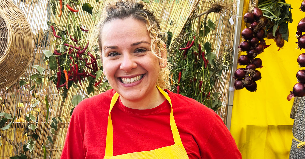 valentina con maglia rossa sorridente