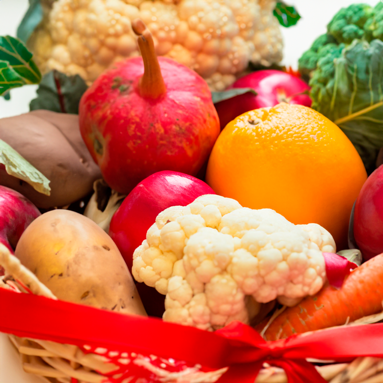Cesto di vimini natalizio con frutta e verdura mista