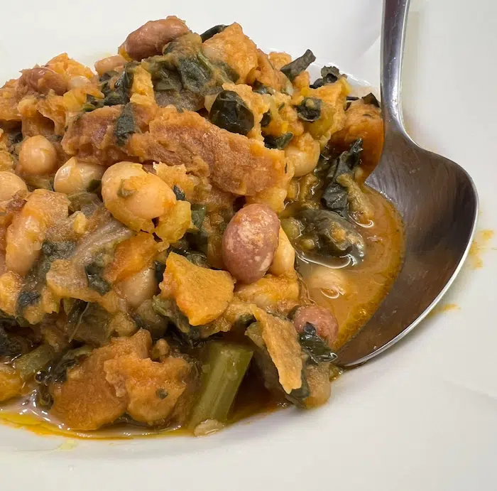 Piatto di ribollita cotta con cucchiaio