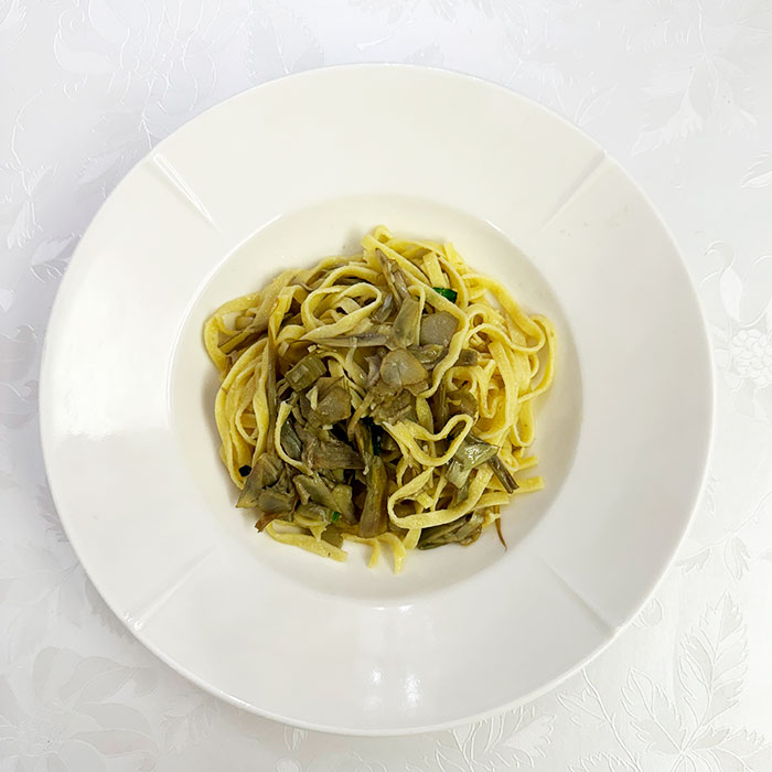 Piatto di tagliatelle con i carciofi violetto