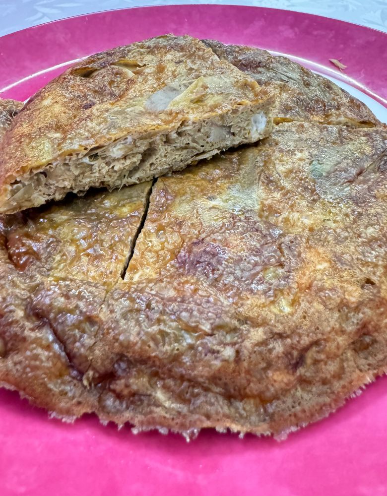 frittata al forno con carciofi su piatto rosa