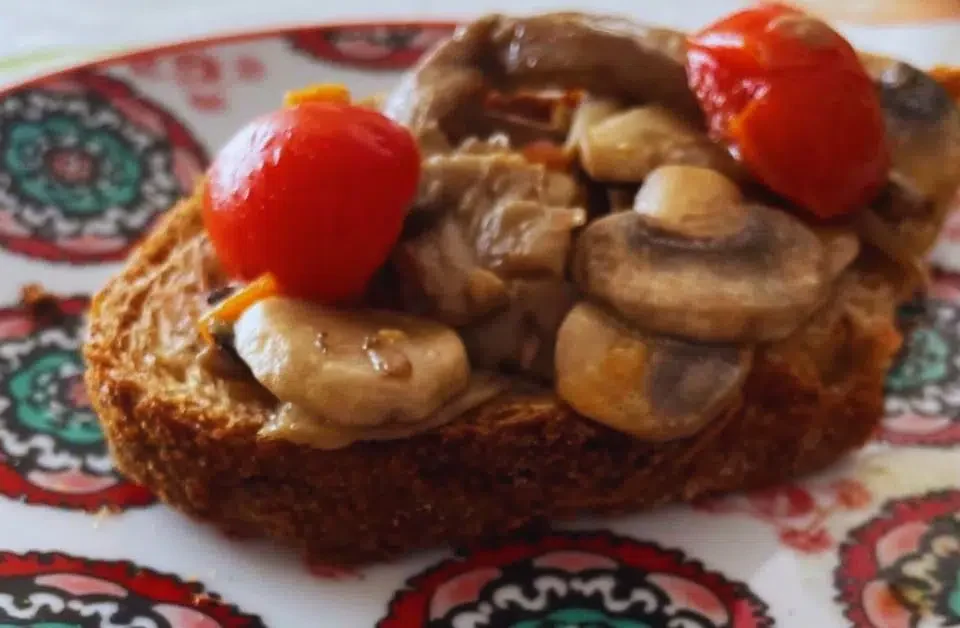 piatto con crostone di funghi misti e pomodori datterino