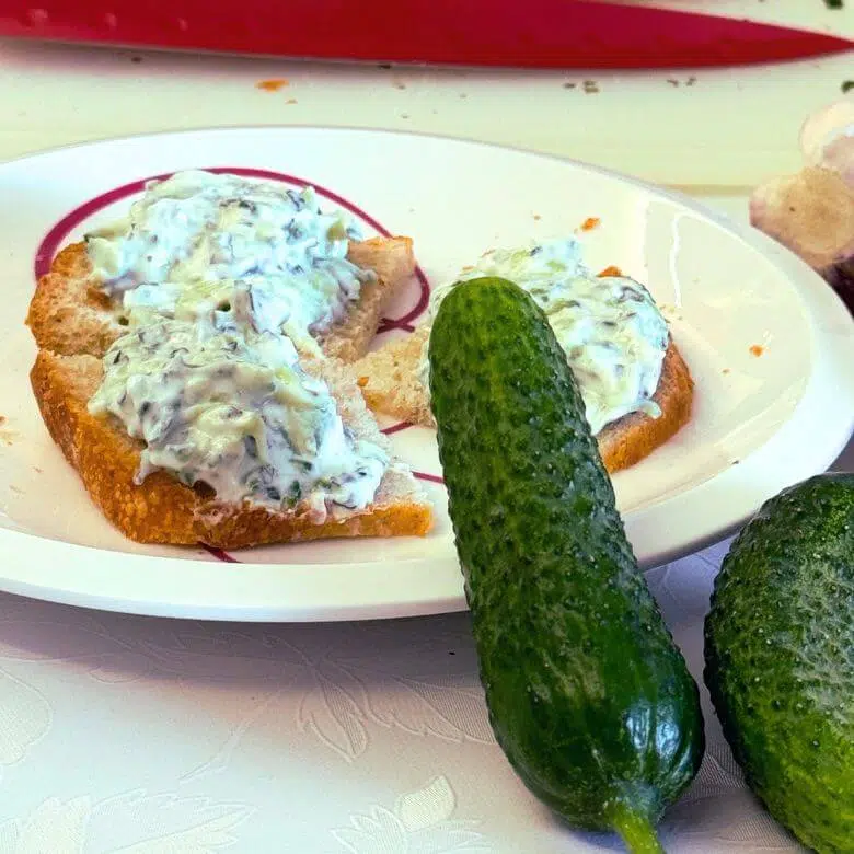 Piatto con bruschetta con salsa Tzatziki e cetriolini