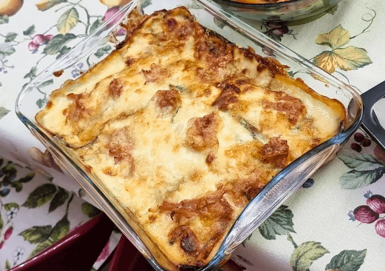 Timballo di zucchine nella pirofila trasparente su tovaglia