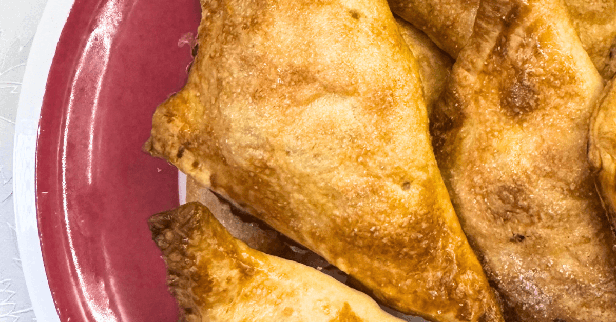 triangoli di pasta sfoglia con frutta