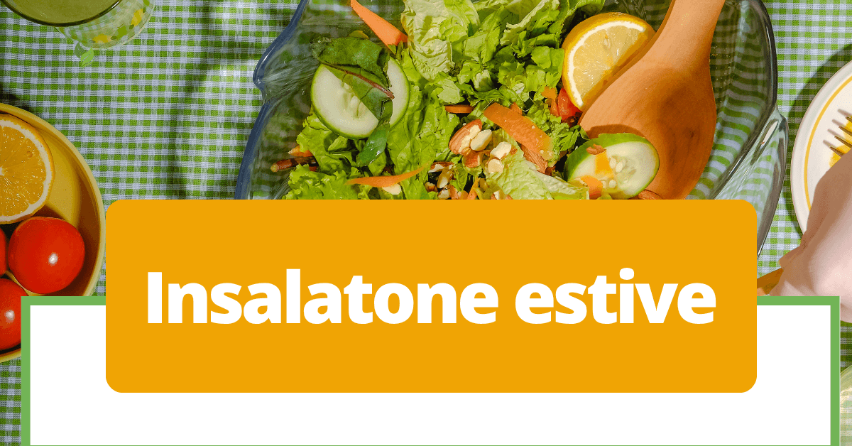 ciotola di insalata mista con cucchiaio di legno
