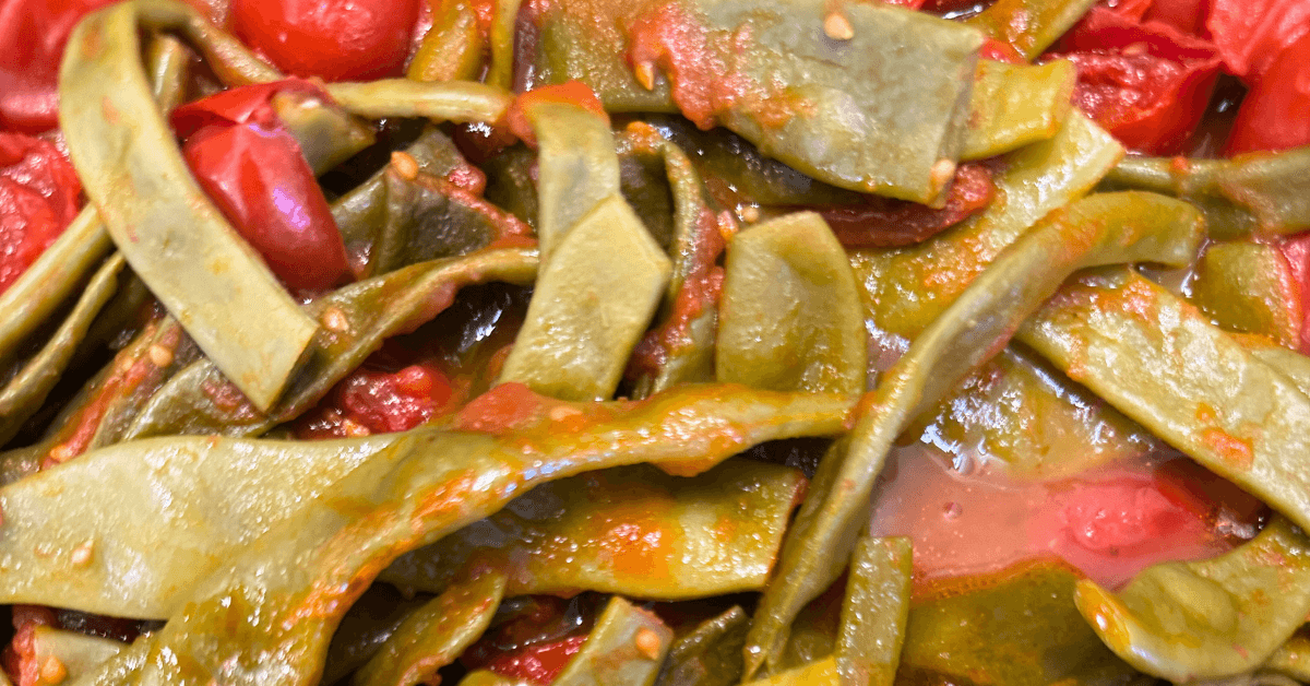 Dettaglio fagioli corallo cotti in padella con pomodoro