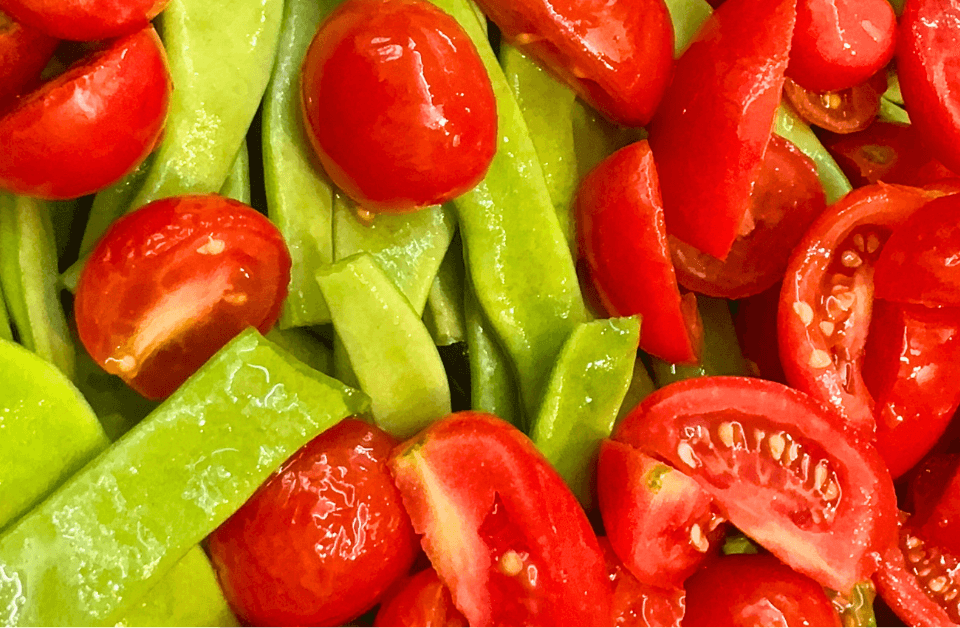 Dettaglio fagioli corallo con pomodori