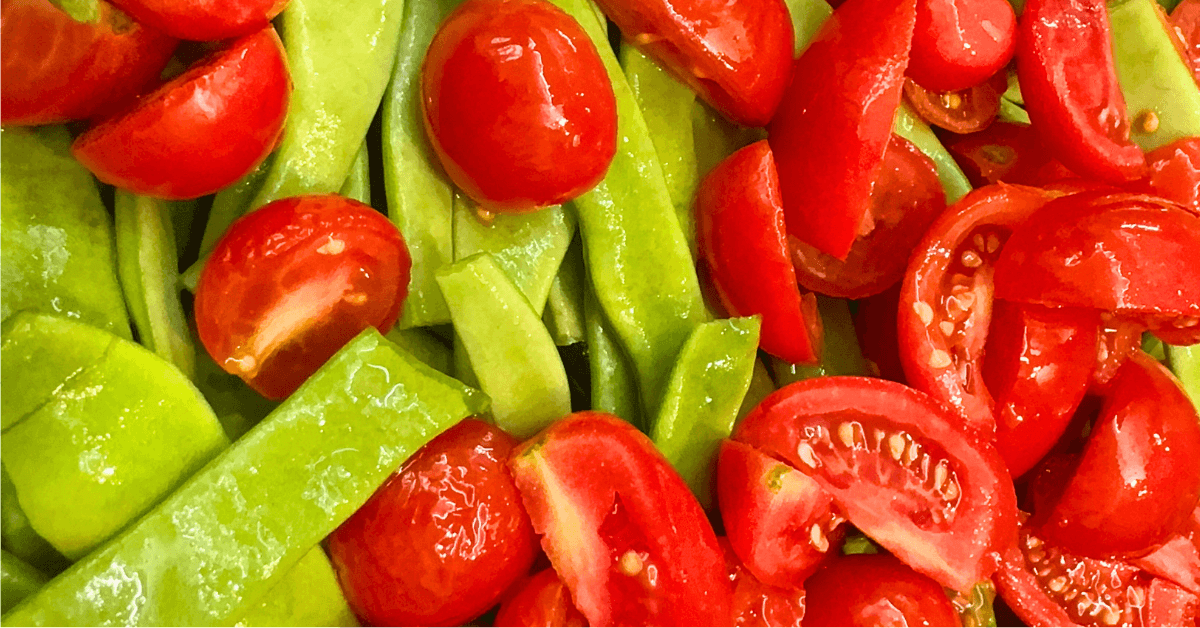 Dettaglio fagioli corallo con pomodori