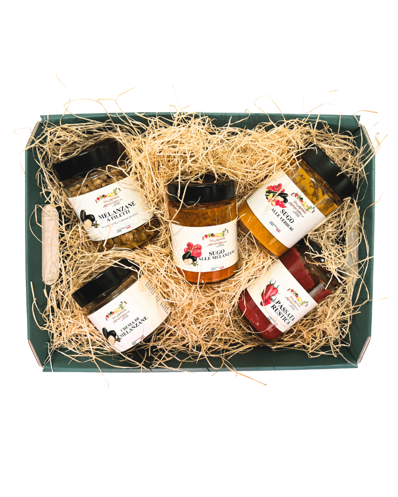 Box di Natale “La bottega della nonna” con cinque vasetti artigianali disposti su paglia naturale all’interno di una scatola verde. I prodotti includono conserve e sughi come melanzane a filetti, sugo alle melanzane, sugo alle verdure, crema di melanzane e passata rustica.