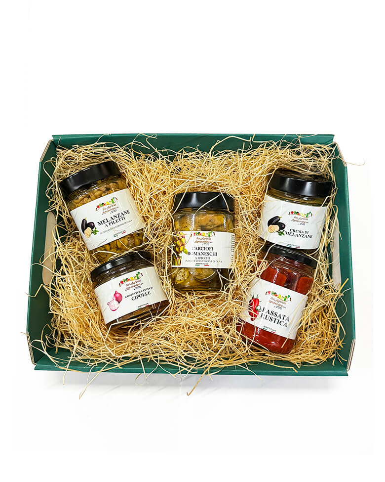 Box “Le eccellenze del Lazio” con cinque vasetti di conserve artigianali italiane disposti su paglia in una scatola verde: melanzane a filetti, carciofi romaneschi, crema di melanzane, cipolle caramellate e passata rustica.