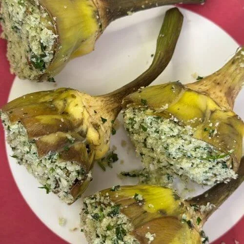 4 carciofi crudi e ripieni su piatto