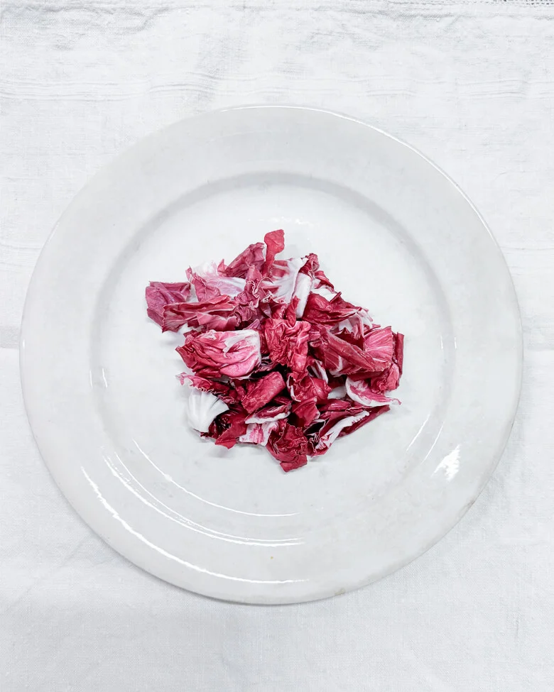 piatto con foglie di cuore di radicchio