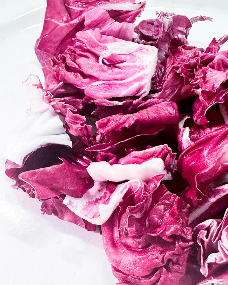 dettaglio piatto con foglie di cuore di radicchio
