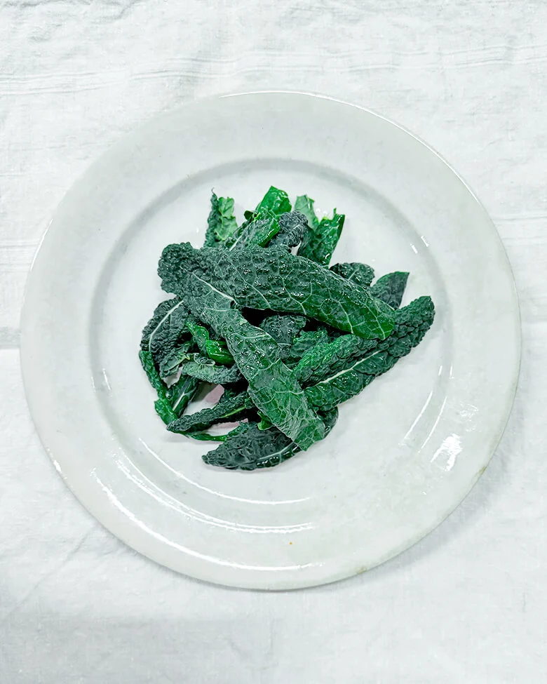 piatto con foglie di cavolo nero pulito