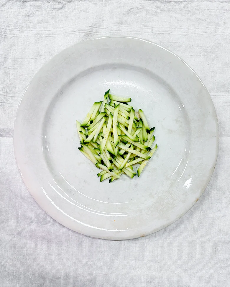 piatto con zucchine a julienne pulite