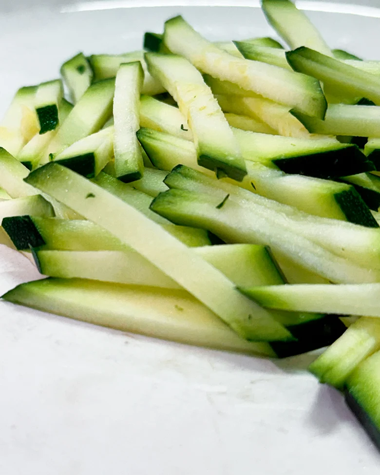 dettaglio piatto con zucchine a julienne pulite