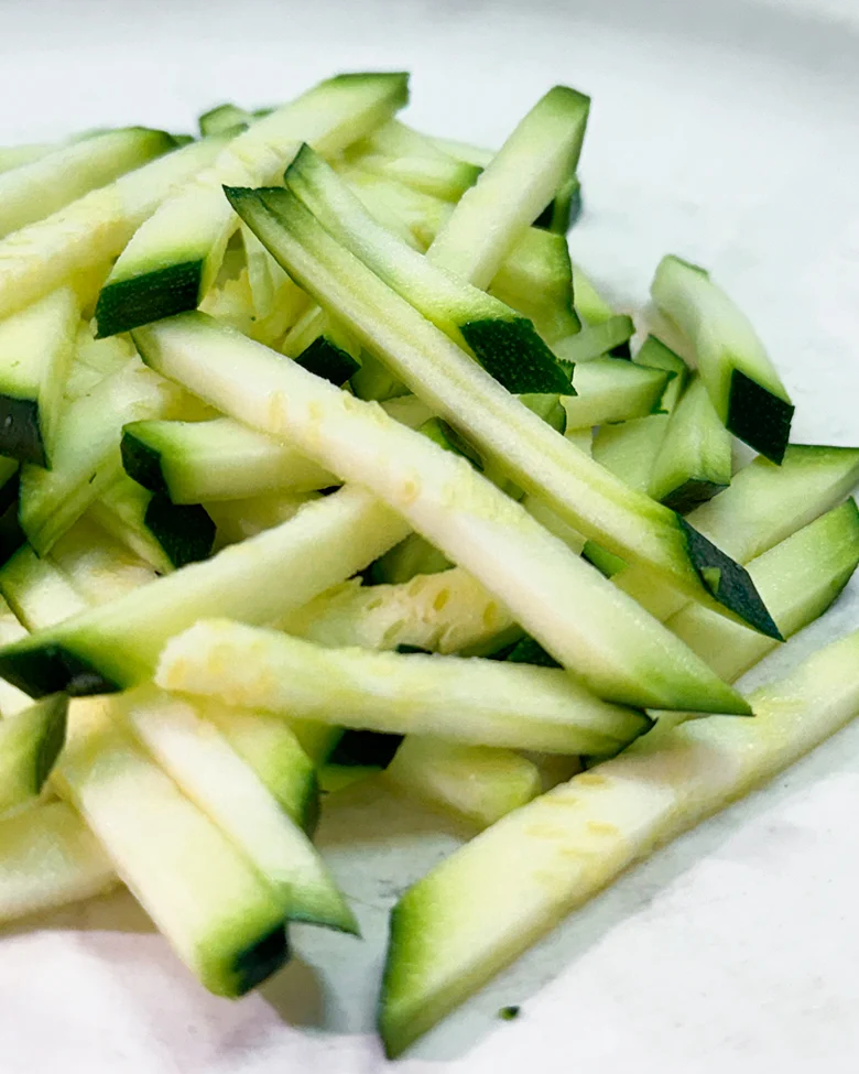 dettaglio piatto con zucchine a julienne pulite