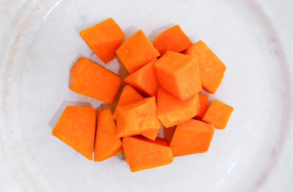 zucca a cubetti su piatto bianco